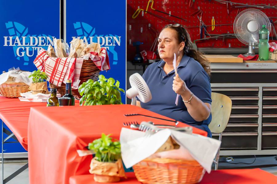 Maria, la sœur de Rosario Falcone, s’accorde une petite pause pendant les discours. Le reste de la soirée, elle avait fort à faire avec les assiettes de salades et de viandes froides. 