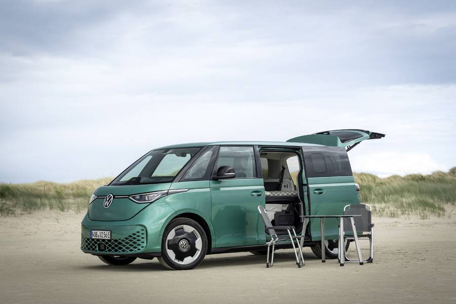 Mobilier pliant, occultation des vitres et couchage intégré: le pack Bonne Nuit prépare le VW Bus aux petites parenthèses loin de la routine des campings traditionnels.