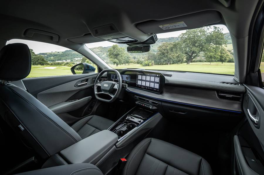 Innen rückt der Q3 spürbar näher an die grossen Audi-Modelle. Die digitale Bühne, die klare Linienführung und die wertigen Materialien schaffen ein Cockpit, das deutlich hochwertiger wirkt, als es die Fahrzeugklasse vermuten lässt.