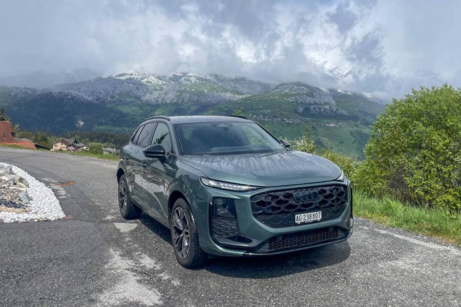 Le vert sauge métallisé convient étonnamment bien à cette silhouette: distinctif, mais jamais criard. La face avant plus musclée montre qu’Audi a voulu donner à son SUV compact davantage de maturité et d’assurance.