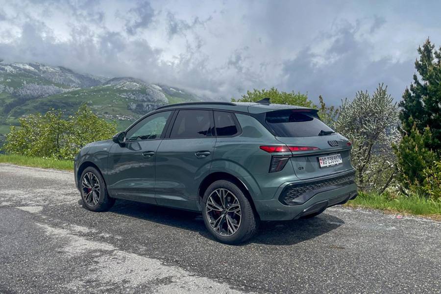 À l’arrière, Audi joue la carte de la largeur et de la netteté. Le bandeau lumineux continu, les détails sombres et les épaules marquées donnent à l’ensemble une gravité que l’on ne trouvait pas toujours dans cette catégorie.