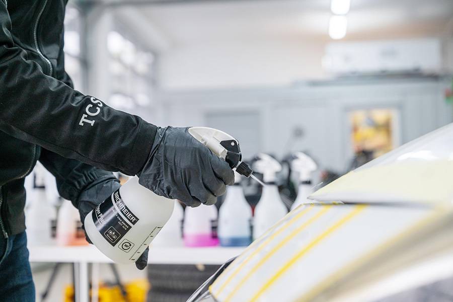 Aufsprühen, einwirken lassen, abspülen – so einfach klingt die Theorie. In der Praxis trennt sich genau hier die gute Chemie vom schönen Etikett.