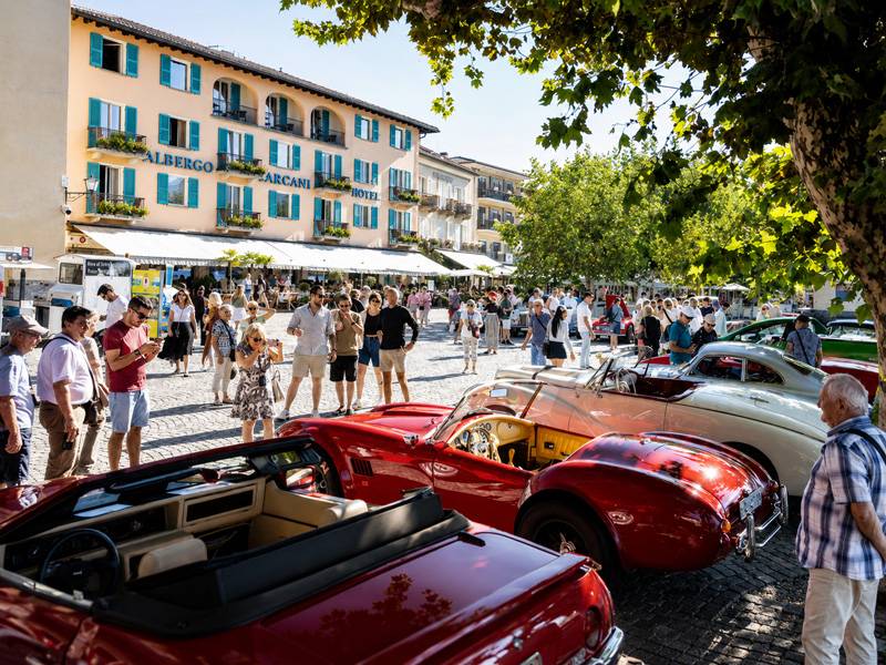 Klassiker, Chrom und Sommerlicht: Am Lungolago von Ascona trifft automobile Eleganz auf südländische Gelassenheit – mit dem Hotel Carcani als stilvolle Kulisse.