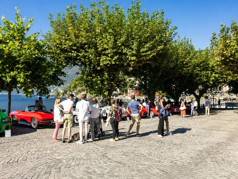 Unter den Platanen am Seeufer wird Ascona zur Freiluftgalerie für schöne Klassiker – entspannt, nahbar und mit genau jener Portion Glanz, die erst später einen roten Teppich braucht.