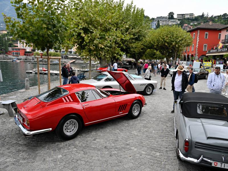 Klassiker am Seeufer: Zwischen Kopfsteinpflaster, Platanen und Lago-Atmosphäre zeigt sich Ascona von seiner schönsten Seite – mit Sportwagen als charmante Farbtupfer.