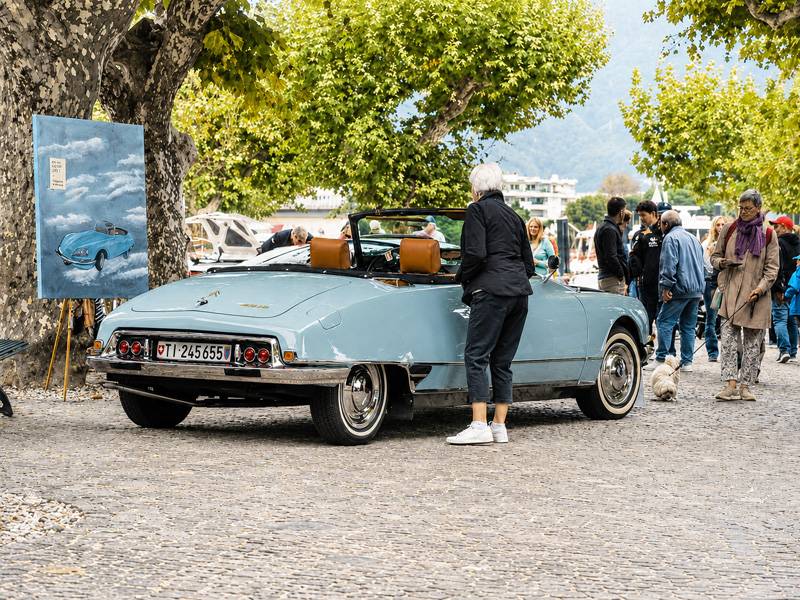 « Grandezza » à la française sous les arbres tessinois : une Citroën DS Cabriolet attire les regards – élégante, singulière, et précisément pour cela toujours aussi captivante.