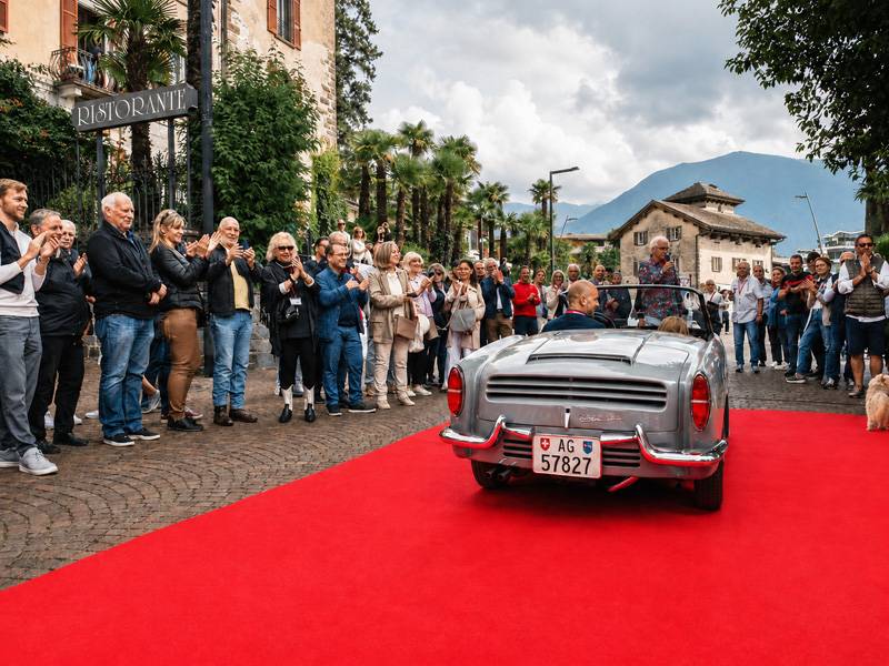 Applaudissements sur tapis rouge : une VW Karmann Ghia Cabriolet traverse la haie d’honneur des spectateurs. Une démonstration de performance plutôt que de grandeur, et c’est bien là tout le charme de ce bel objet refroidi par air.