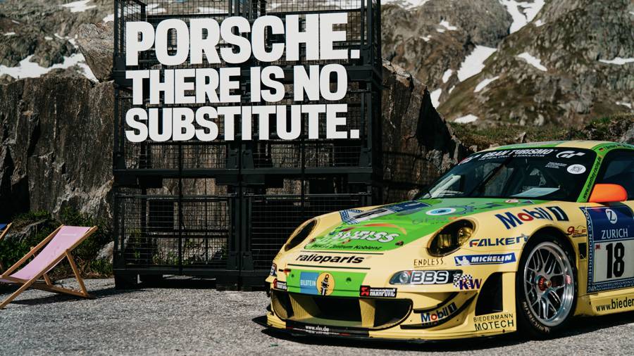 Der Porsche 997 GT3 RSR «Grello» macht auf dem Grimselpass keine halben Sachen: Farbe, Flügel, Rennsportgeschichte – und daneben der Satz, der bei Porsche fast wie ein Glaubensbekenntnis wirkt.