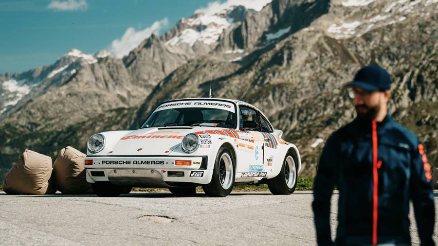 Der Porsche 911 SC Rallye «Porsche Alméras» bringt Rallye-Flair auf 2163 Meter über Meer – mit Sanremo-Geschichte, Gitanes-Lackierung und jener Haltung, die früher noch mit Stoppuhr statt Algorithmus gemessen wurde.