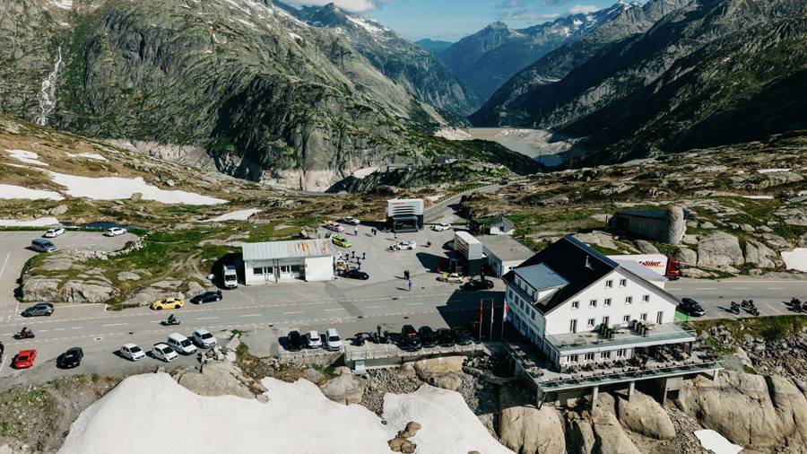 Von oben zeigt sich, warum der Ort funktionierte: keine künstliche Kulisse, sondern Schweizer Passlandschaft pur – und mittendrin Porsche-Geschichte auf Rädern.