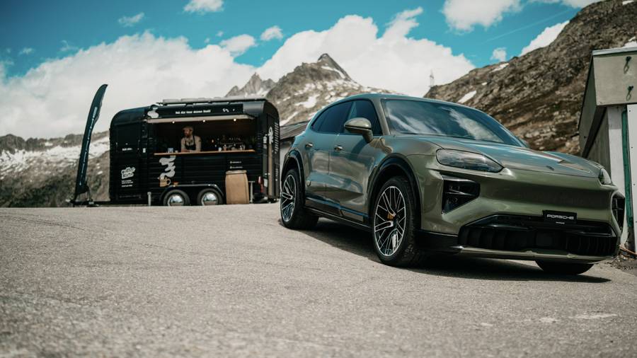 Der Porsche Cayenne Turbo Electric schlägt bei Alpdriven die Brücke in die Gegenwart. 850 kW, 1156 PS und null Nostalgie-Schminke – Zukunft kann bei Porsche offenbar auch ziemlich massiv auftreten.
