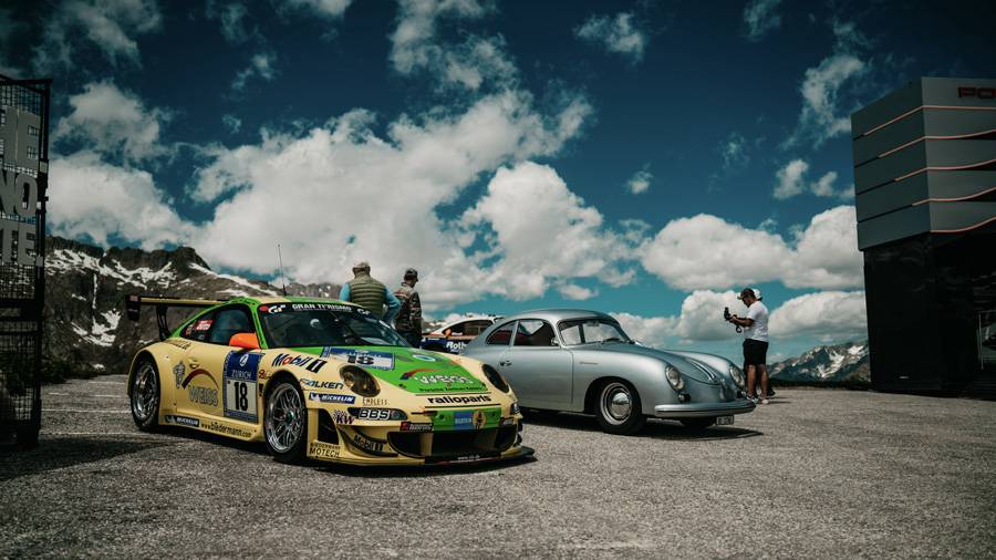 Der Porsche 997 GT3 RSR «Grello» trifft auf den Porsche 356 Continental Coupé: zwei Welten, eine Linie. Hier der grelle Rennstrecken-Angriff, dort die elegante Ursprungserzählung.