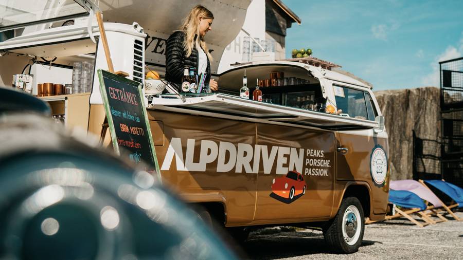 « Alpdriven » ne se résumait pas à un parking garni de belles voitures. Entre barista van, ambiance détendue et décor de haute montagne, le Grimsel s’est transformé en point de rencontre pour passionnés de Porsche et amateurs de cols.