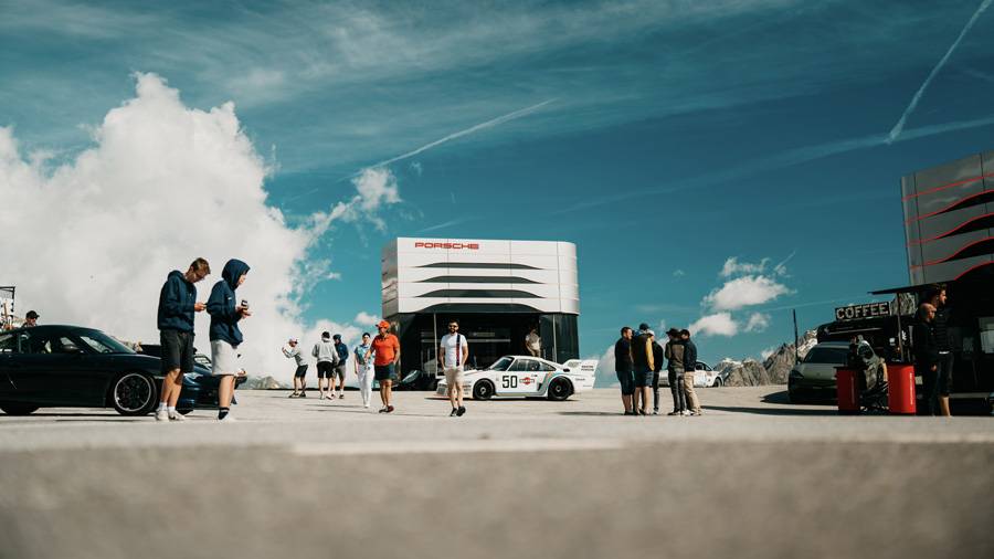 Avec son centre événementiel mobile installé au sommet du Grimsel, Porsche a choisi un décor sans artifice: pas de hall d’exposition, pas de moquette, pas de lumière calibrée – seulement des voitures là où elles ont le plus de sens, sur la route.