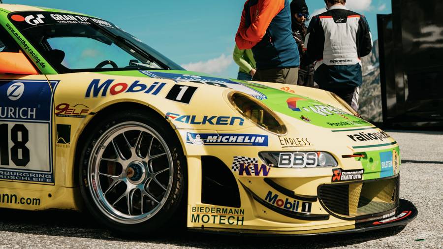 Gros plan sur la Porsche 997 GT3 RSR « Grello »: une livrée qui claque, une technique sans compromis et une présence aussi discrète qu’un marteau-piqueur dans une salle de lecture.