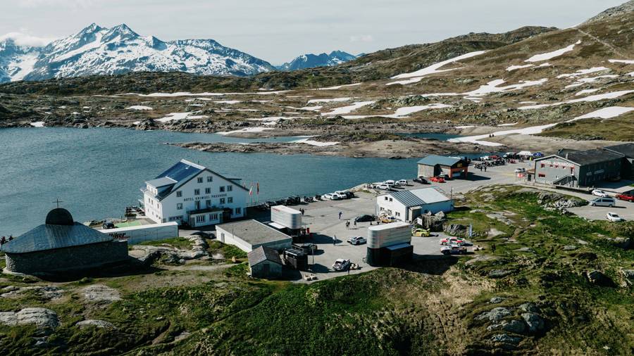 Le col du Grimsel a offert à « Alpdriven » une scène naturelle: le lac, la roche, la neige et, au milieu de ce décor presque irréel, des icônes Porsche comme sorties pour quelques heures d’un musée roulant.
