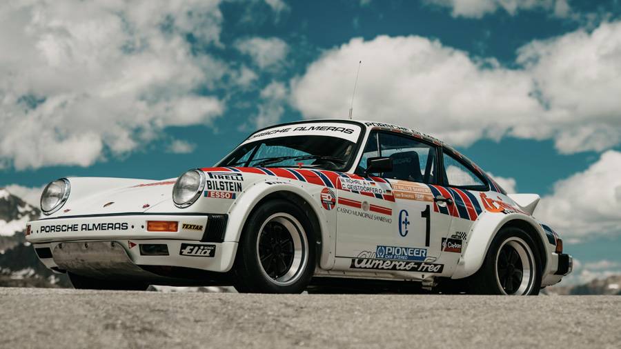La Porsche 911 SC Rallye « Porsche Alméras » apparaît ici comme une page d’archive du rallye à ciel ouvert. Sanremo, Röhrl, Alméras: des noms qui portent déjà leur propre légende.