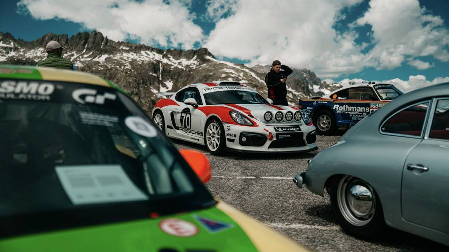 La Porsche 718 Cayman GT4 Rallye Concept Car se tient entre mémoire et aventure. En arrière-plan, la Porsche 959 Paris-Dakar rappelle que chez Porsche, le rallye n’a jamais été un simple exercice de style.