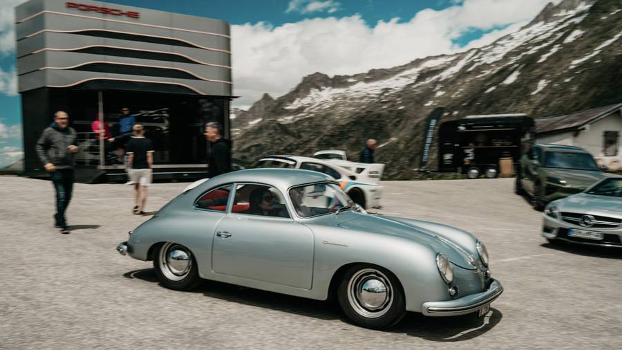 La Porsche 356 Continental Coupé passe devant le centre événementiel et rappelle que la fascination Porsche n’a pas toujours besoin de hausser le ton. Une ligne juste, un profil pur et un col en arrière-plan suffisent parfois largement.