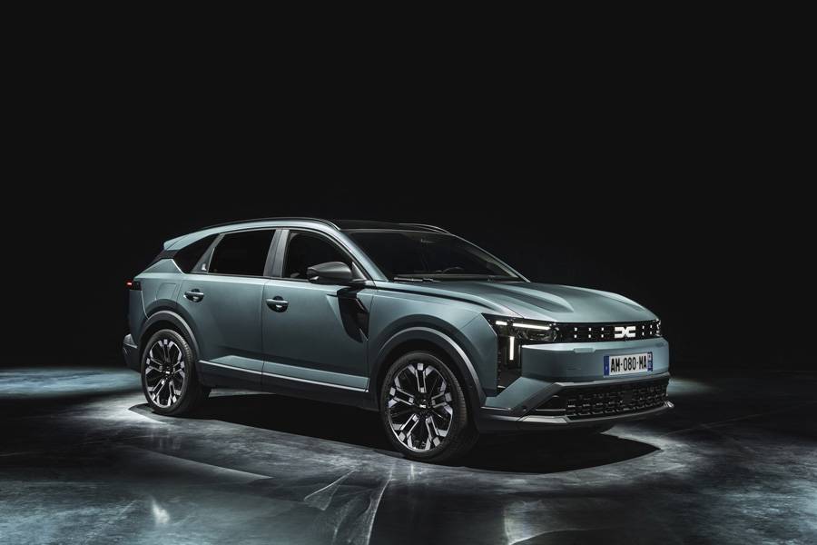 Der Striker mischt SUV-Haltung mit Kombi-Nutzen und Limousinenlinie. Dacia nennt das Crossover – nüchterner gesagt: ein Familienauto, das nicht nach rollender Schrankwand aussehen will.