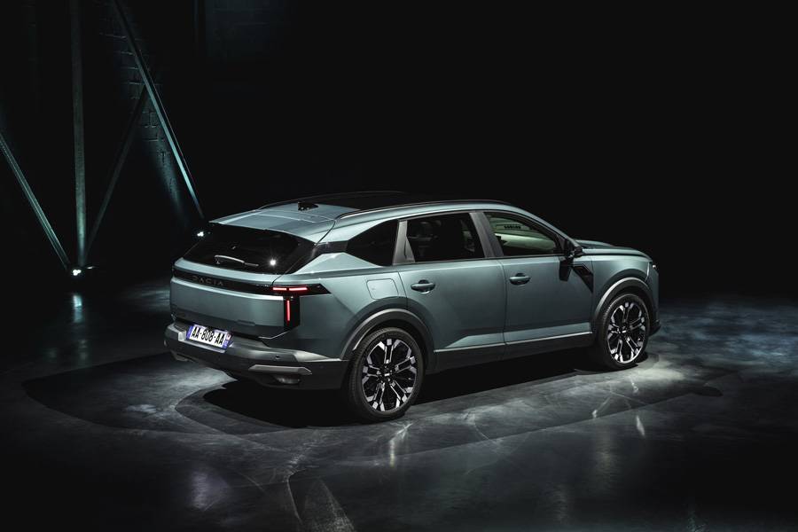 Am Heck setzt Dacia auf klare Kanten statt Designakrobatik. Der breite schwarze Streifen und die senkrechten Leuchten geben dem Striker jene Robustheit, die sonst gerne mit viel Plastik und noch mehr Pathos verkauft wird.
