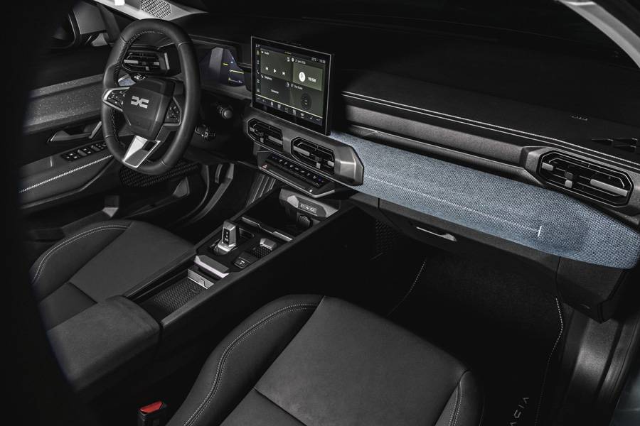 Das Cockpit bleibt typisch Dacia: grosse Anzeigen, klare Bedienung und physische Schalter dort, wo man sie im Alltag tatsächlich braucht. Revolution? Nein. Vernunft? Schon eher.