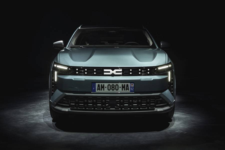 La nouvelle face avant du Dacia Striker impose une lecture nette: masque noir, signature lumineuse en T et présence visuelle plus affirmée que ce que l’on attend généralement dans cette catégorie de prix.