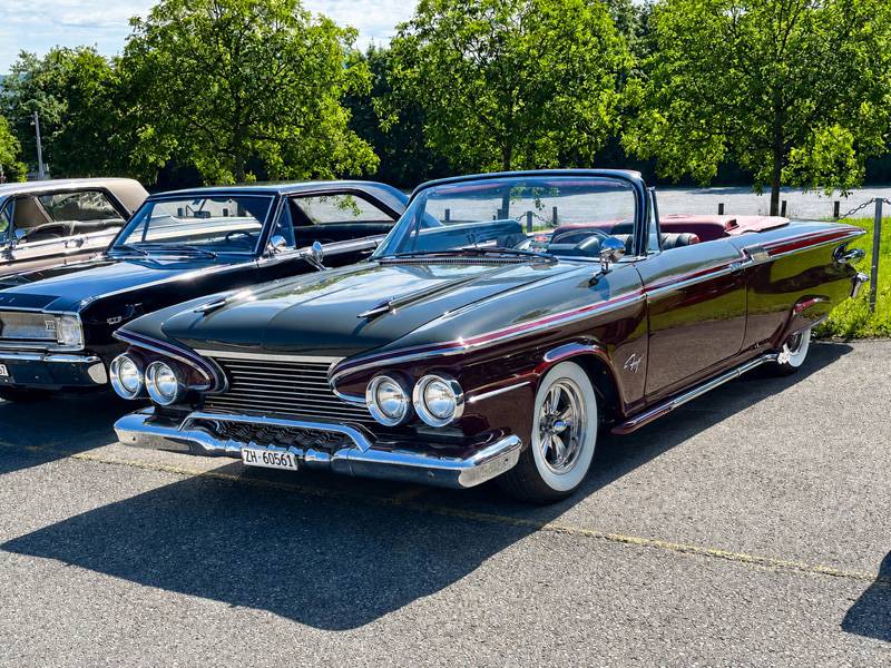 US-Glamour im Albisgüetli: Der Plymouth Fury Convertible von 1960 bringt Chrom, Heckflossen und reichlich Broadway-Gefühl auf den Zürcher Asphalt. Hinten ist . . . 