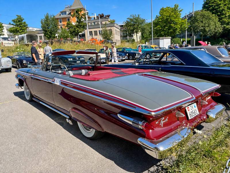 . . . alles fast so dramatisch wie vorn: Mit breitem Heck, rotem Interieur und viel Zierrat zeigt der Plymouth Fury, warum Detroit um 1960 keine Angst vor grossen Gesten hatte.
