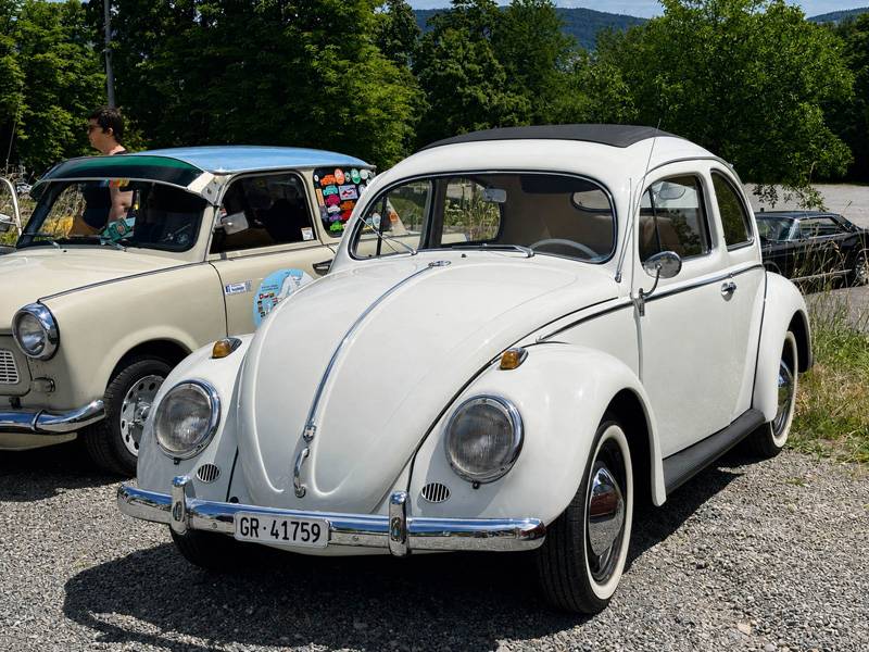 Mit Kulleraugen, Veteraneneintrag, Frischluftzufuhr auf dem Dach und ohne Makel: VW Käfer Ovali aus dem Jahre 1957.