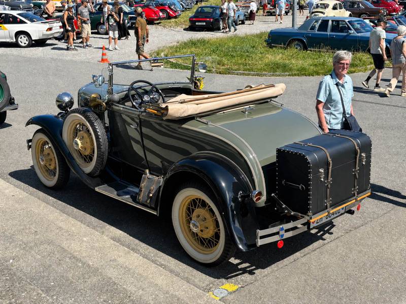 . . . Reisen noch nach Abenteuer roch. Mit aufgeschnalltem Koffer, offenem Verdeck und Ersatzrad wirkt der Ford wie bereit für die grosse Fahrt. Ein Roadster, der nicht posiert, sondern sofort losfahren möchte.