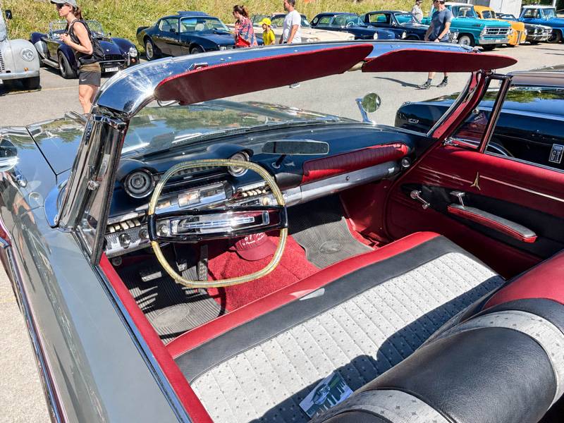 Bienvenue dans le cockpit de la confiance: le tableau de bord de la Plymouth Fury ressemble à une petite salle de contrôle de l’ère Jet Age – avec davantage de chrome et une meilleure vue.
