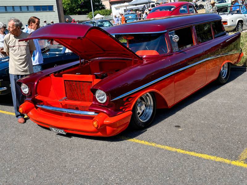 Comme déjà évoqué, les américaines ont assuré le spectacle. Ici, une Chevrolet Two Ten Handyman de 1957, restaurée entre 2000 et 2007. À noter: sa peinture spéciale «Metallic Ghost Flames».