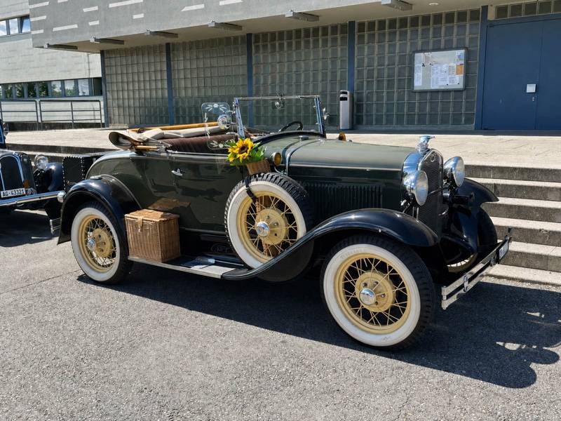 Le Ford Model A Roadster du début des années trente se présente à l’Albisgüetli sous son meilleur jour: roues à rayons, pneus à flancs blancs et panier de pique-nique sur le marchepied. Ainsi se présentait la mobilité lorsque…