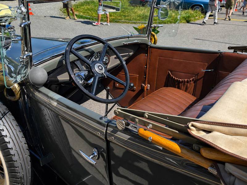À bord, la réduction est splendide: grand volant, instrumentation fine, cuir brun et pas un bouton de trop. Le Ford Model A rappelle qu’autrefois, conduire consistait d’abord à conduire.