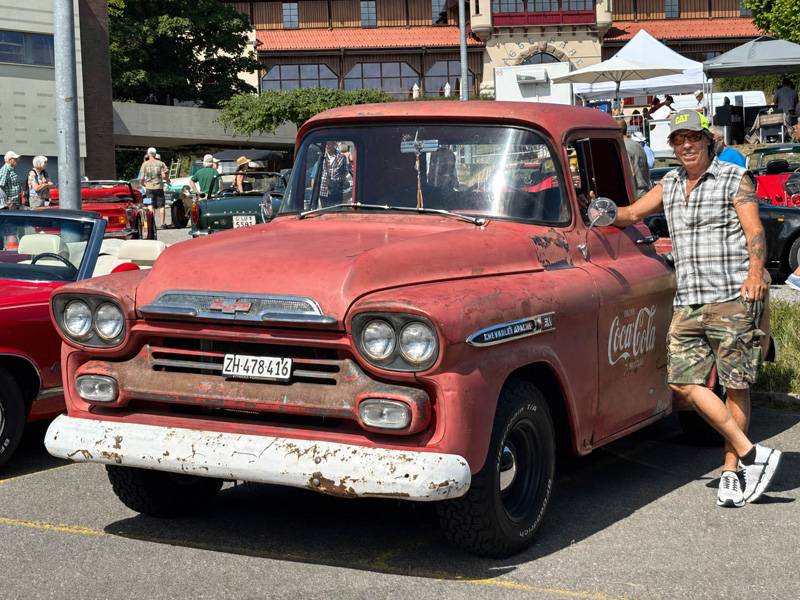 Chevrolet Apache 3L de 1959: à l’autre extrémité de l’offre, le propriétaire Martin Tanner pose avec son pick-up fraîchement expertisé. Le véhicule porte les traces d’une vie mouvementée – et c’est précisément ce qui fait son charme.