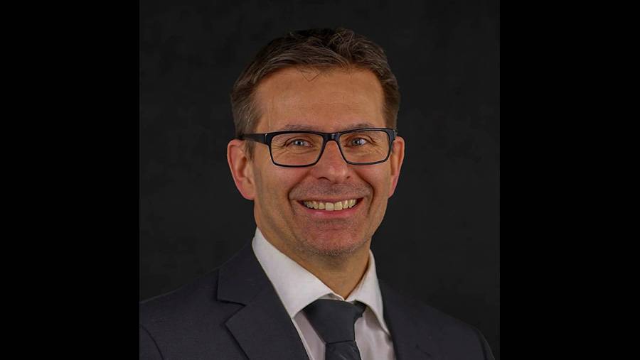 Heinz Wüst, wie man ihn bei der ESA kennt: Als Gebietsleiter Carrosserie im Aussendienst – kompetent und meist mit einem Lächeln im Gepäck.