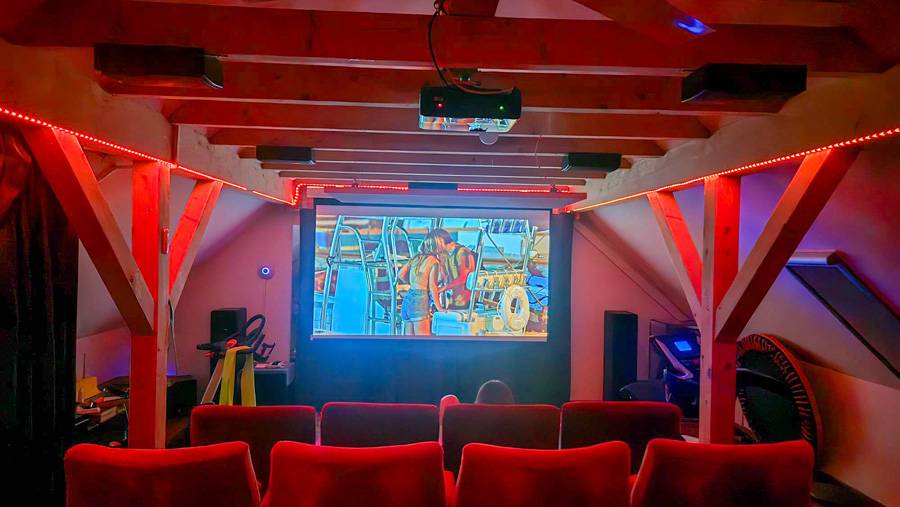 Film ab, Alltag aus: Heinz Wüst hat sich im Dachstuhl sein eigenes Heimkino eingerichtet – mit Leinwand, kräftigem Sound und Sitzreihen wie im richtigen Saal.