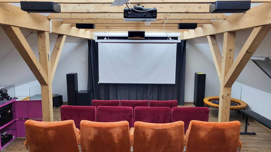 Film ab, Alltag aus: Heinz Wüst hat sich im Dachstuhl sein eigenes Heimkino eingerichtet – mit Leinwand, kräftigem Sound und Sitzreihen wie im richtigen Saal. 