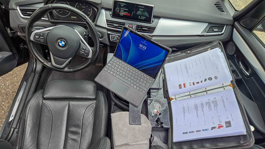 Fahroffice im BMW: Aussendienst heisst auch unterwegs organisiert sein – Laptop parat, Unterlagen griffbereit, der Beifahrersitz als Schreibtischersatz.