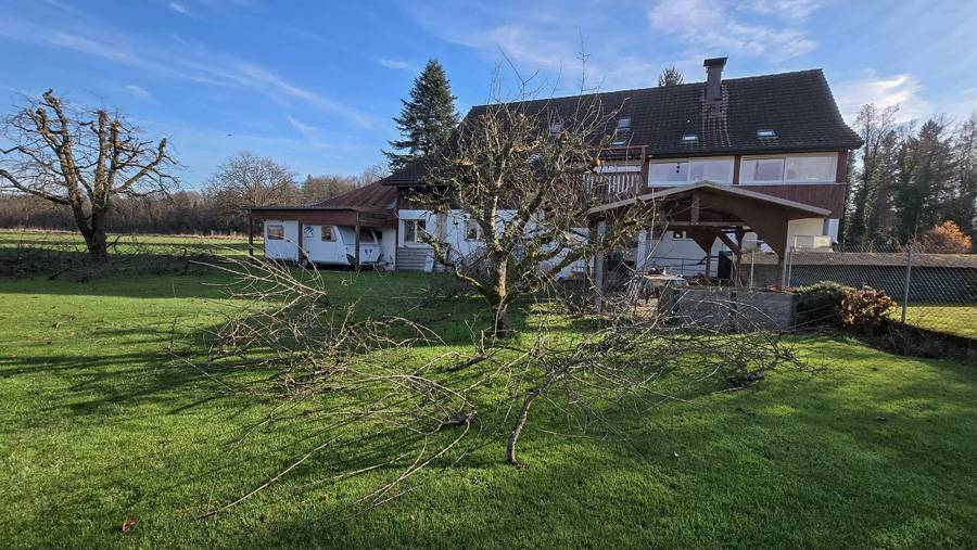 «Eien», près de Kleindöttingen, directement au bord de l’Aar : c’est dans cette ancienne ferme de 1825 que vit la famille Wüst – une demeure qui exige autant d’attention qu’une vieille automobile utilisée au quotidien.