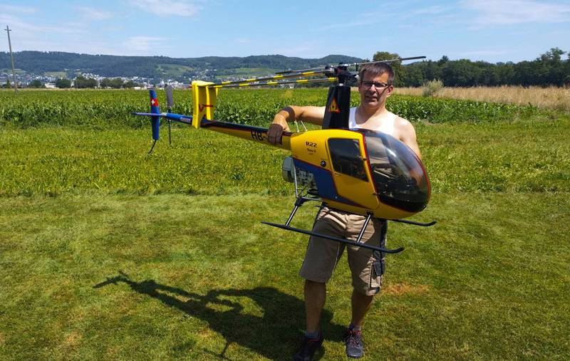 Derrière la maison, Heinz Wüst prend son envol : l’aéromodélisme pour décrocher du quotidien – avec hélicoptère, main sûre et assez de technique pour envoyer tête et pensées dans le ciel. 