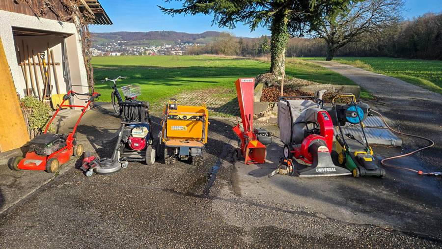 Le jardinage n’est pas une corvée annexe, mais un hobby, quand on est bien outillé : tondeuse, broyeur, aspirateur, nettoyeur haute pression – tout l’arsenal avec lequel Heinz et Petra entretiennent la maison et l’extérieur. 
