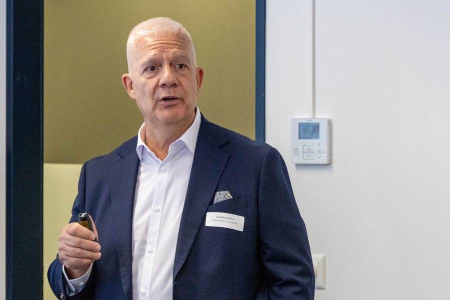 Gastgeber Amedeo Bonorva begrüsst die Teilnehmenden in Bäretswil und gibt den Auftakt zum zweiten «Refinish Innovation Day» von Carbesa und Akzo Nobel.