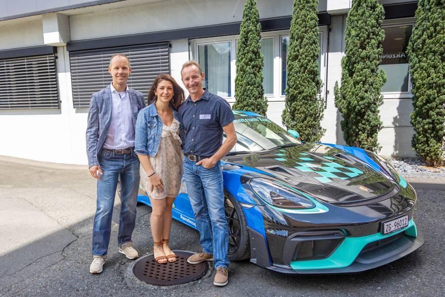 Martin Bucher (rechts) von der Carrosserie Schellenberg steht vor dem Hauptpreis – zusammen mit Rita D’Angelo und Thomas Güntert, die das Wochenende mit dem Porsche GT4 verlost haben. 
