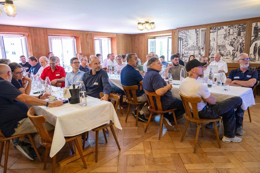 Die Besucher nehmen zur zweiten Theorierunde Platz, die am Nachmittag beginnt – gestärkt, aufmerksam und bereit für weitere Fachkost.