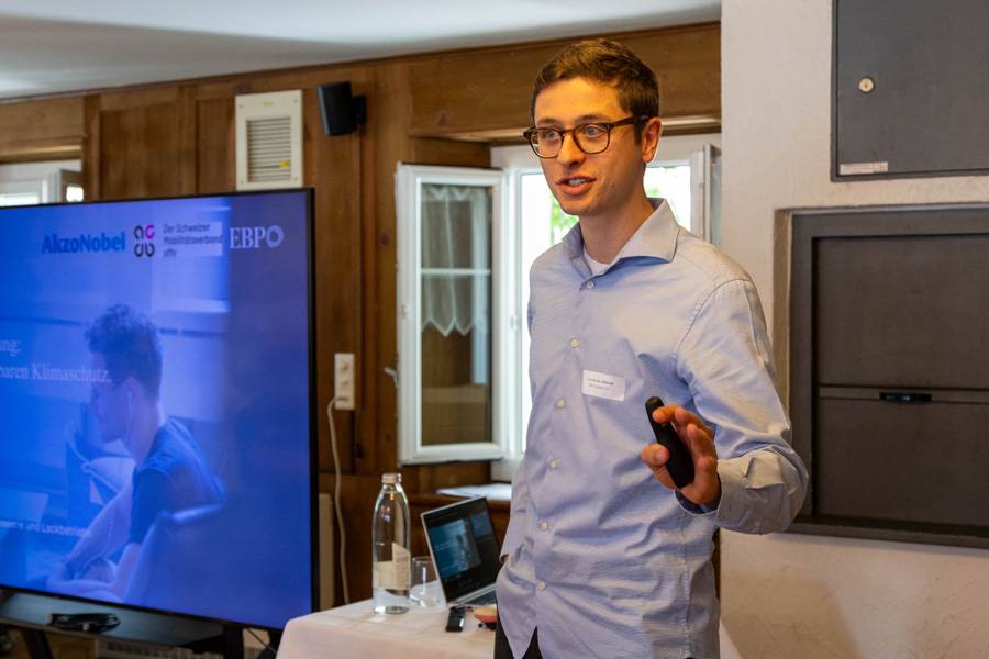 Andreas Hofer von Enerprice AG zeigt auf, weshalb CO₂ künftig nicht nur ein politisches Schlagwort bleibt, sondern über Kunden, Versicherungen, Flotten und grössere Auftraggeber direkt in die Werkstatt kommt.
