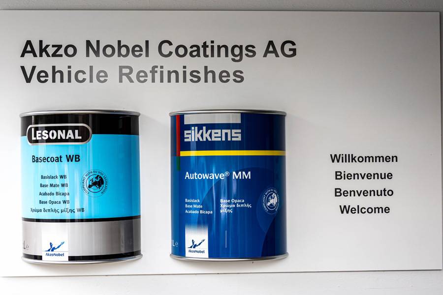 Bienvenue à Bäretswil : Akzo Nobel accueille les invités au « Refinish Innovation Day » dans le style de la maison, entre Lesonal, Sikkens et hospitalité plurilingue. 