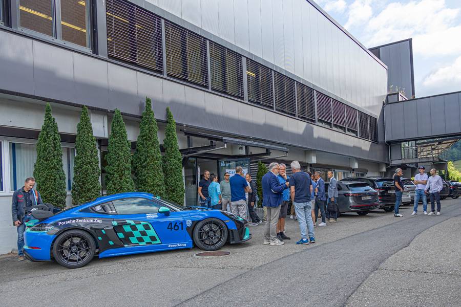 Avant l’apéro, il reste du temps pour les premiers échanges : les invités arrivent chez Akzo Nobel, discutent à l’extérieur – flanqués d’une Porsche qui annonce discrètement la partie sportive de la journée. 