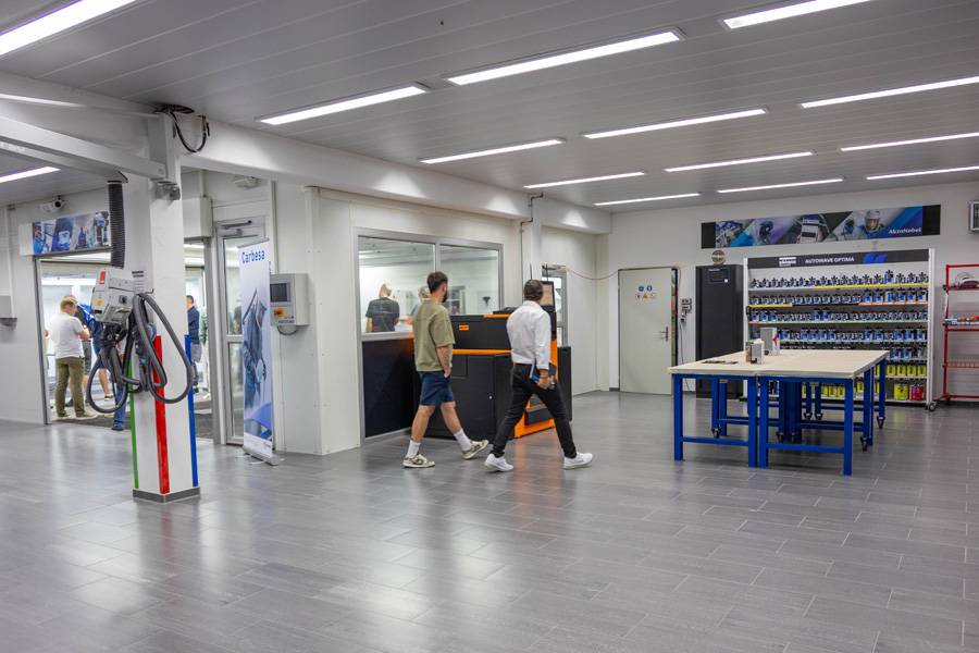 Dans le vaste et moderne atelier de peinture d’Akzo Nobel, cabines et visiteurs sont prêts – c’est ici qu’a lieu la démonstration de l’apprêt, dans des conditions proches de la pratique.